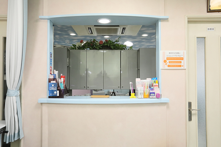 バイオデンタルクリニック 吹田市 パステルカラーが多用され、明るい雰囲気の受付