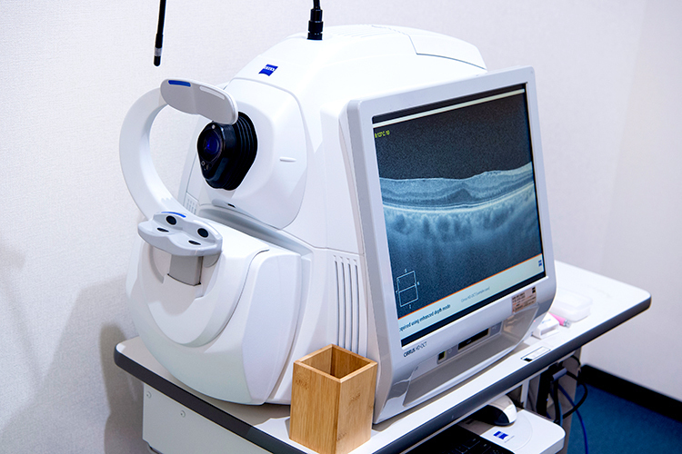 湘南友愛眼科 平塚市 血管造影検査機器。目の奥の血管の状態を調べるために使用する