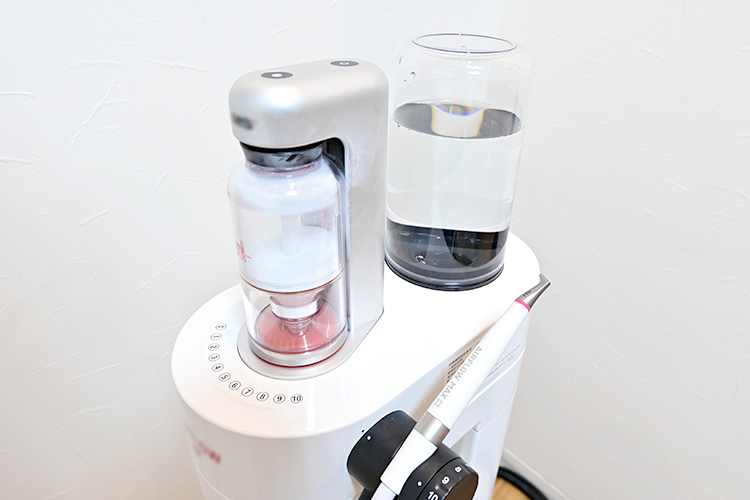 はやし矯正・歯列育成クリニック 世田谷区 矯正中のメンテナンスの際はエアフローを使用し予防にも注力