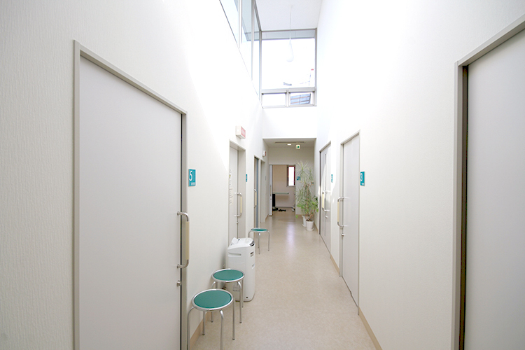 さとこ整形外科 三浦内科 みちこ小児科クリニック 丸亀市 院内の廊下は天井が高く、外光が明るく差し込む