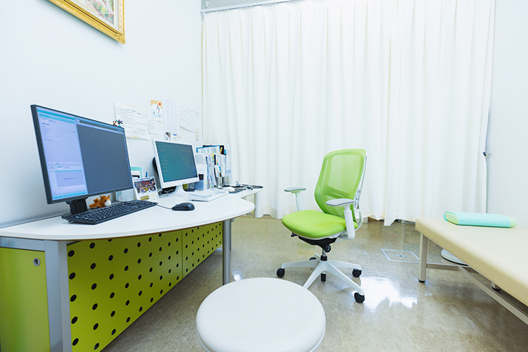 くれクリニック 新宿区 明るく広々とした処置室