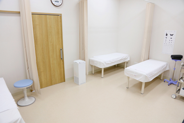 みなとみらい小児科クリニック 横浜市西区 スペースが広く取られた処置室