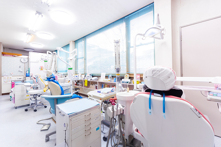 高野歯科医院 米子市 患者の些細な変化を見逃さないよう、開放的なユニットを採用