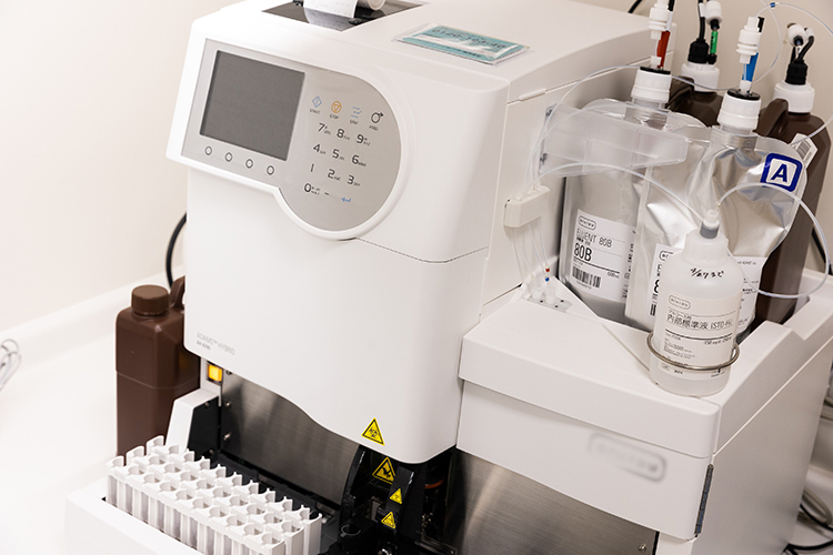 溝の口おかもと糖尿病内科 川崎市高津区 血糖やHbA1cを最短70秒で確認できる迅速検査機器を設置