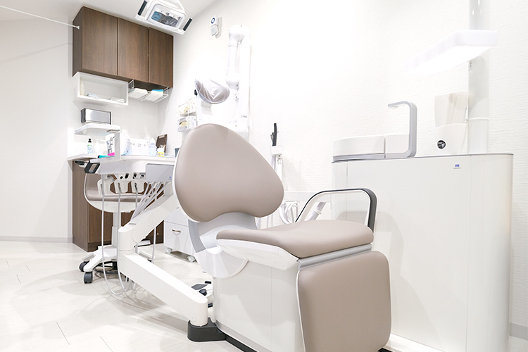 東高円寺コムリセ歯科クリニック 杉並区 ユニットごとに仕切られ、プライバシーに配慮された診察室
