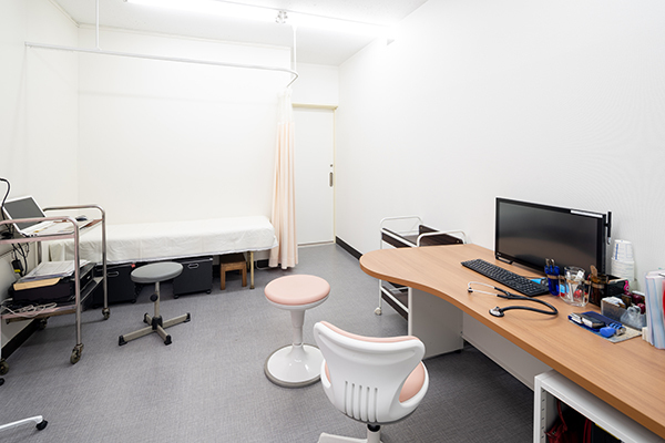 池袋大久保医院 豊島区 診察室では日々の悩みや不安まで、丁寧に耳を傾けている