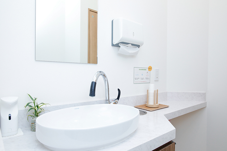 吉祥寺ファースト歯科 武蔵野市 広く使えて清潔感のある洗口スペース