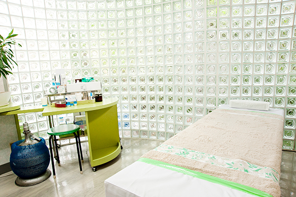 東松原皮フ科 世田谷区 壁一面のガラスブロックで自然光が入る診察室