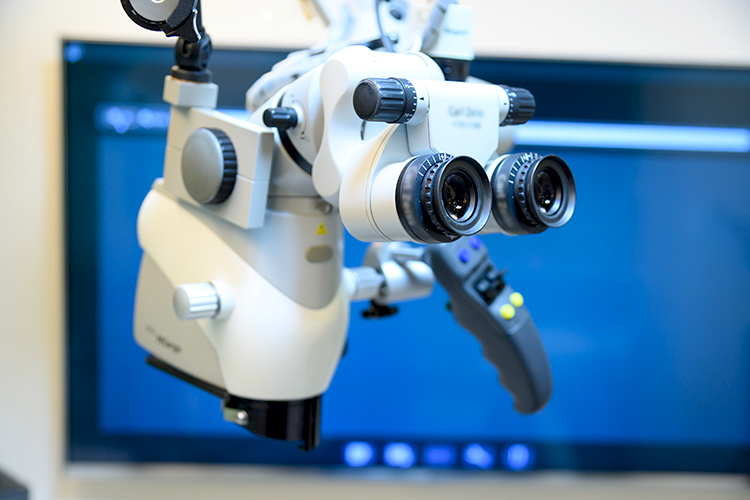 デンタルみつはし 世田谷区 各診察室に設置された歯科用顕微鏡