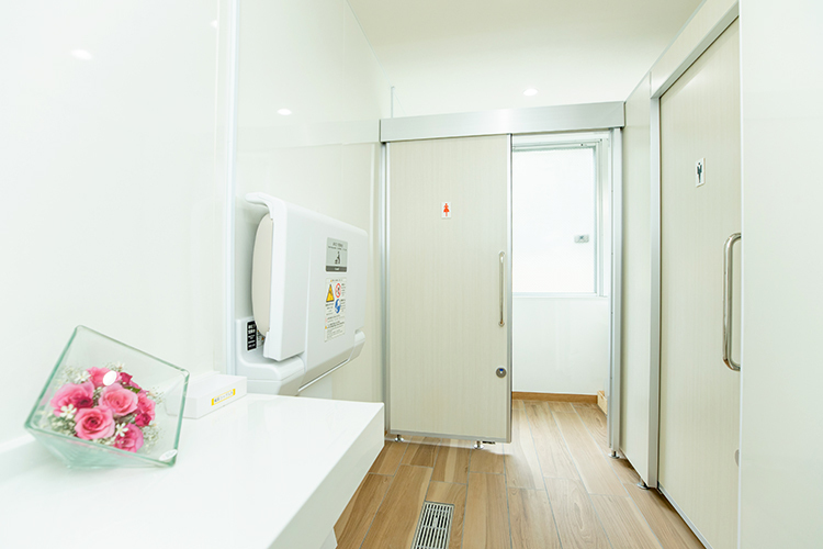 中村医院 茨木市 院内はバリアフリー設計、おむつ交換台を設けたトイレ