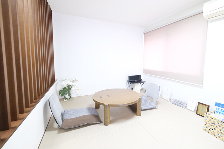 棚橋内科 岐阜市 院長こだわりの畳スペース。患者からも好評だ