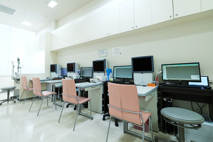 よしづ眼科  横浜市中区 患者がスムーズに検査を受けられるよう、スタッフが連携