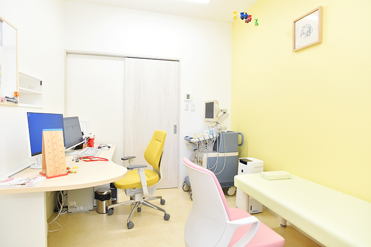 さの赤ちゃんこどもクリニック 大阪市天王寺区 パステルカラーの壁でかわいらしい診察室