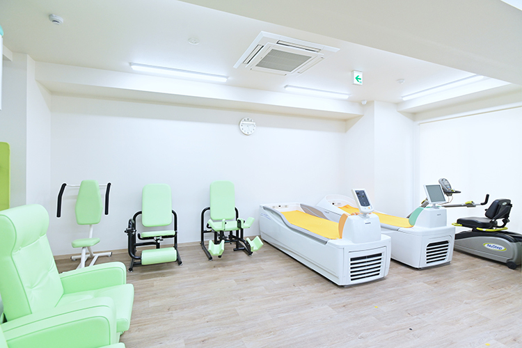 医療法人けんこう会 うめだ整形外科 茨木市 リニューアルしたリハビリテーション室はリハビリ機器も充実
