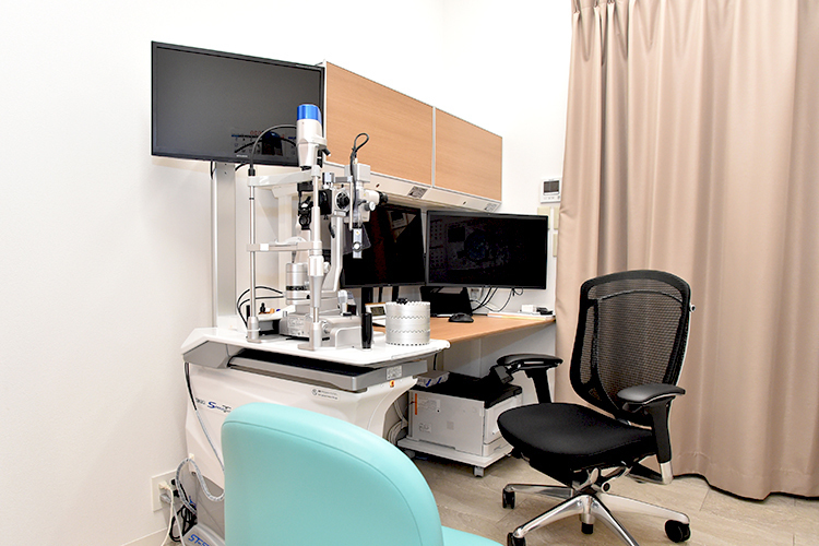 うえむら眼科クリニック 西宮市 診察室。一人ひとりの患者に真摯に向き合う