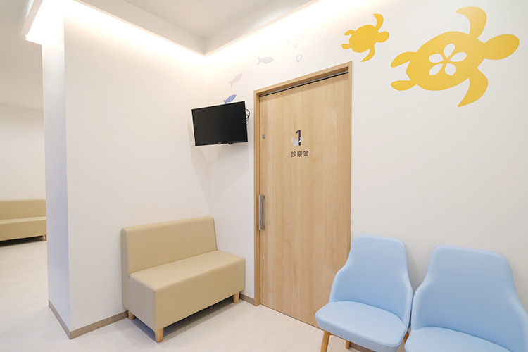 せいせきこどもクリニック 多摩市 壁には海の生き物が描かれ、子どもが笑顔になるかわいらしい院内