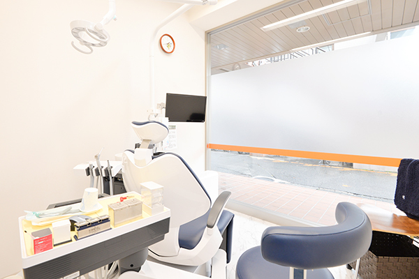 かしわぎ歯科クリニック 吹田市 大きな窓から光が差し込みリラックスができる