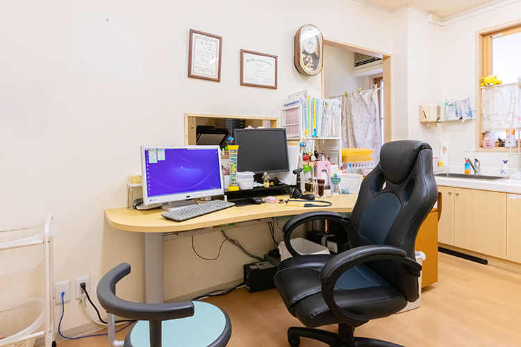 井上こどもクリニック 深谷市 女性スタッフと連携して診療を行う