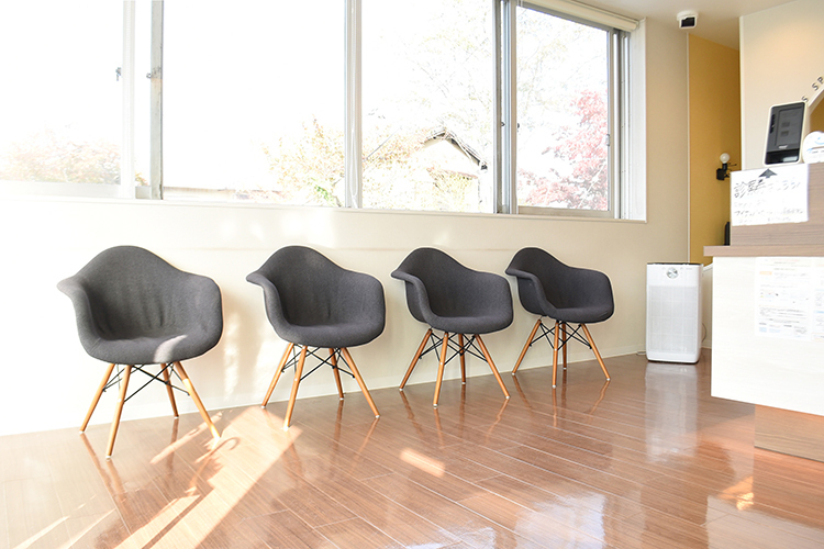 奈良やすらぎ歯科 奈良市 大きな窓からの採光は抜群。明るく木のぬくもりを感じさせる待合