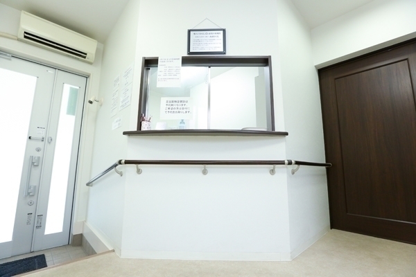 山路医院 足立区 院内に手すりを設置し、患者の安全に配慮する