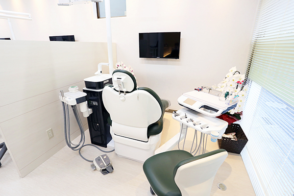 むつうら駅前歯科 横浜市金沢区 診療ユニットはすべてパーティションで区切られている