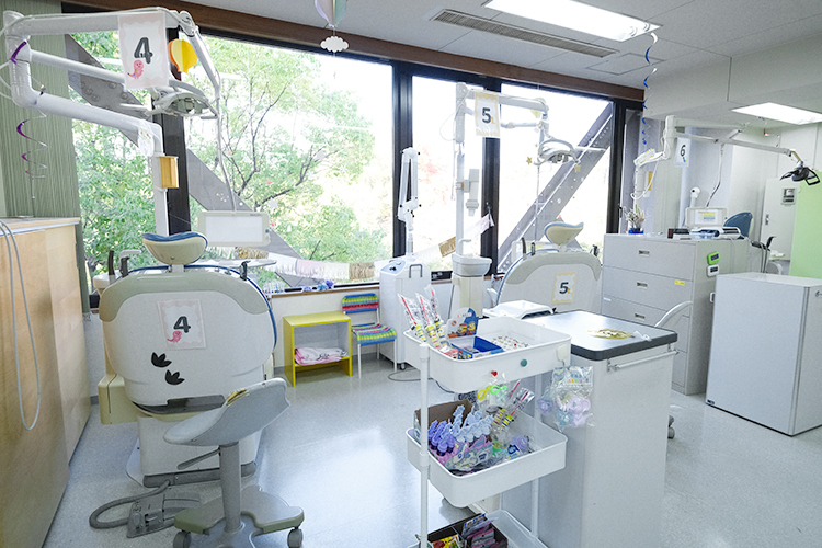 フクハラ歯科・小児矯正歯科 小児歯科ランド 吹田市 大きな窓のある開放的な診察室