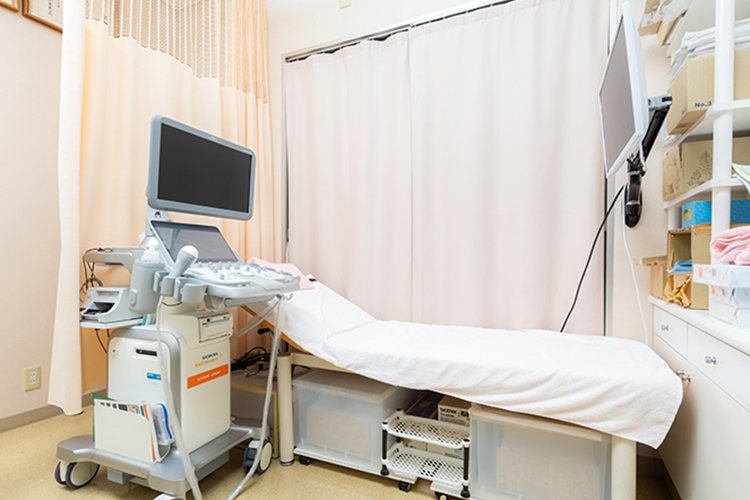 ふかみレディースクリニック 川西市 カーテンの仕切りもあり、プライバシーにも配慮されている