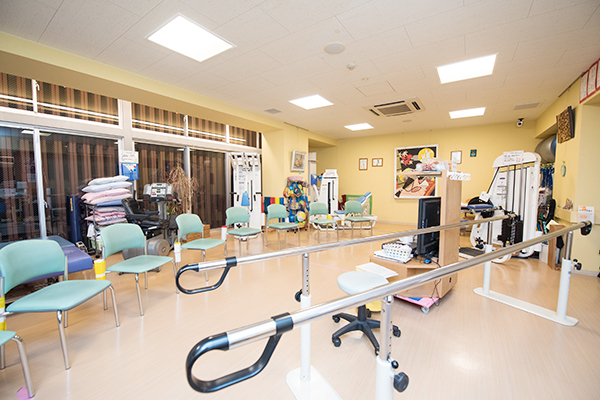 医療法人社団貴昌会 岡野クリニック 越谷市 清潔感のあるリハビリテーションルームも備える