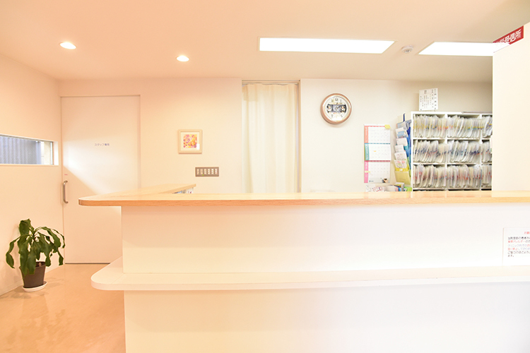 にしかわこどもクリニック 大阪市平野区 スタッフが笑顔で対応する受付