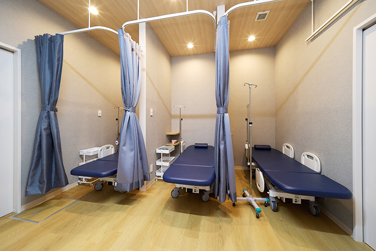 センター北　消化器・内視鏡Jクリニック 横浜市都筑区 半個室のようなリカバリールーム。落ち着いた配色を意識