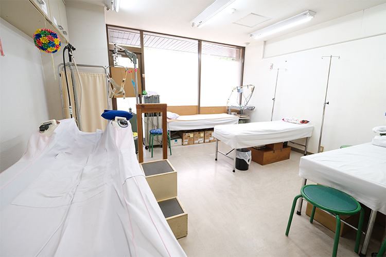 吉田クリニック 大阪市東淀川区 広々とした清潔なリハビリテーション室