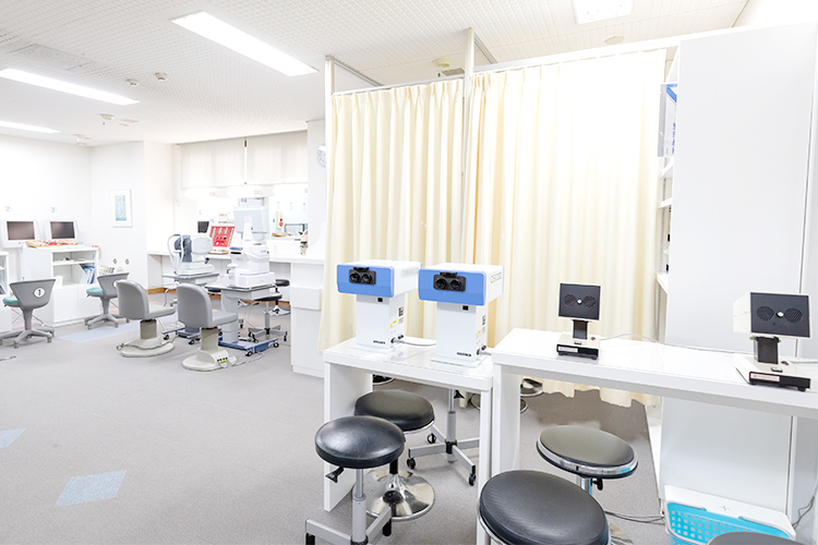梶川眼科医院 神戸市須磨区 各種機器が取りそろえられた検査室