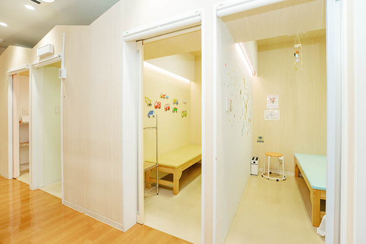 ぐんぐんキッズクリニック 堺市北区 感染症患者専用の個室を4室完備。発熱時にも安心して通院できる