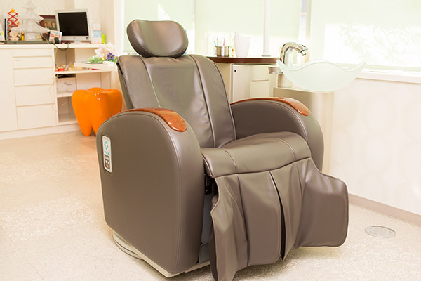 しらかば歯科 武蔵野市 個室の診察室にはマッサージ機能つき治療台が設置されている