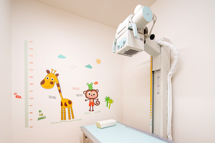 おひさまクリニック 浦安市 エックス線検査室の壁面にもかわいらしいイラストが描かれている