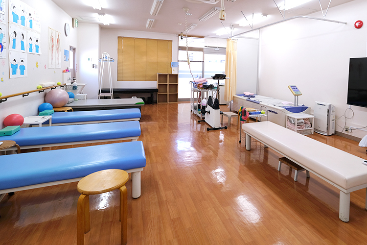 かせだ整形外科 横浜市保土ケ谷区 リハビリテーション室、イラストを掲示しわかりやすさを重視