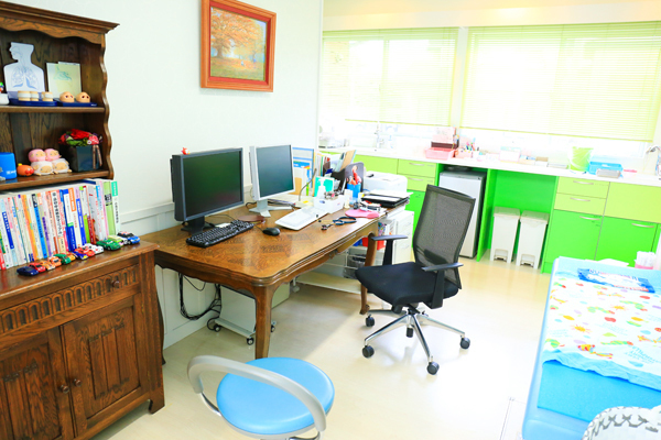 リョウこどもとアレルギークリニック 安城市 おもちゃがさりげなくセッティングされた診察室