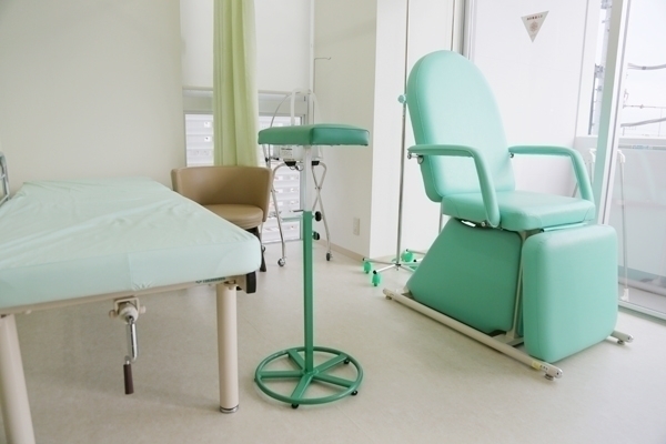 ふくだクリニック 藤沢市 グリーンを基調とした点滴、処置室