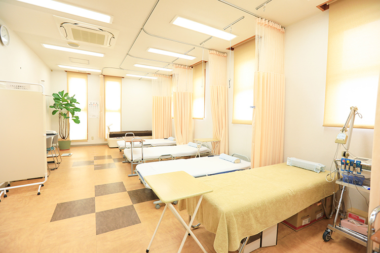 いしだ内科ファミリークリニック 額田郡幸田町 開放感のある大きな処置室