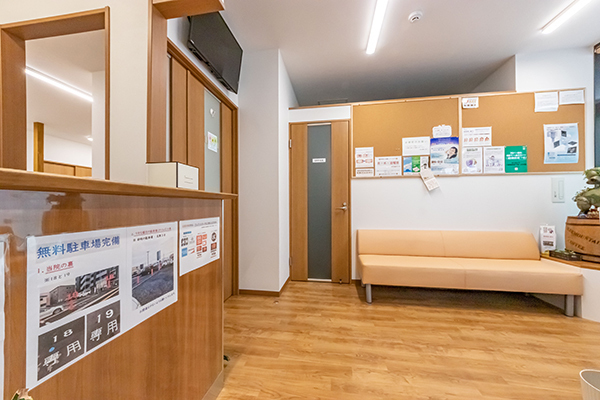 かごはら駅前歯科クリニック 熊谷市 木目調が優しい印象の待合室。モニターも設置されている