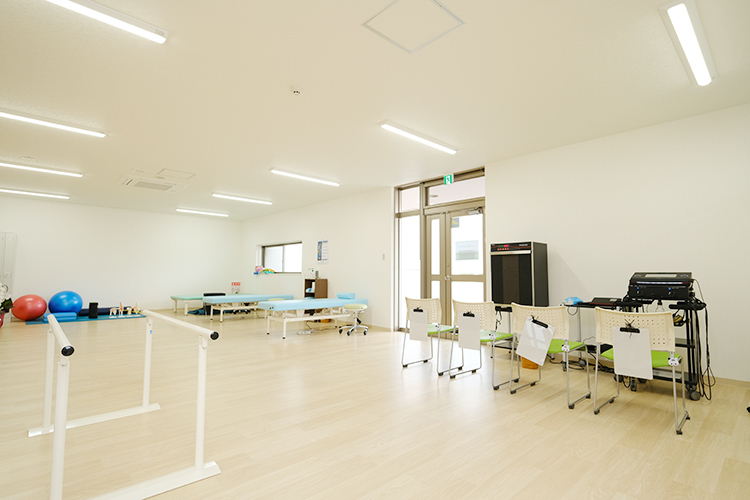 川口いん整形外科 川口市 クリニックの3割を占める、広大なリハビリテーションルーム