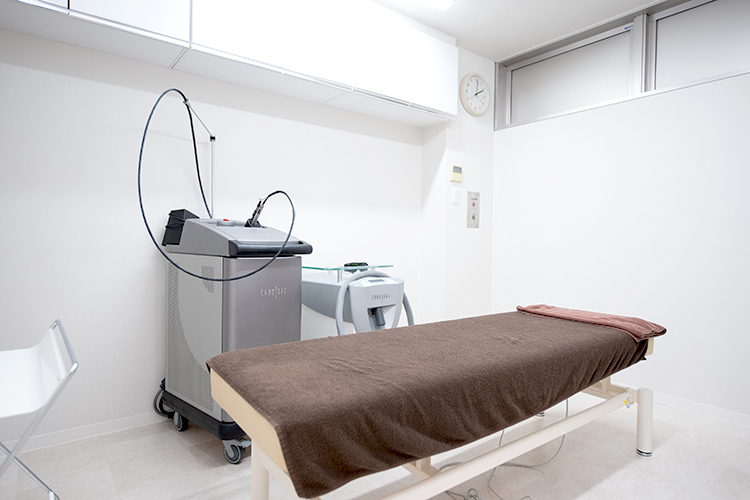 あざみ野駅前形成外科 横浜市青葉区 清潔感のある処置室