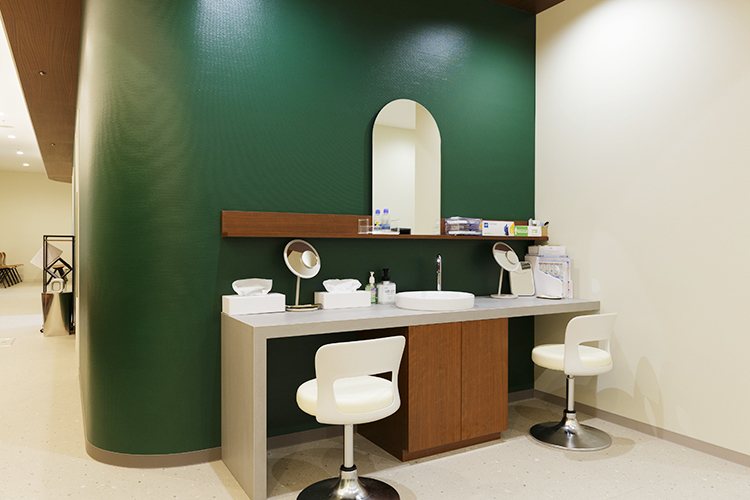 いちごアイクリニック 神戸市中央区 コンタクトコーナーを完備しているので、検査時の着脱がスムーズ