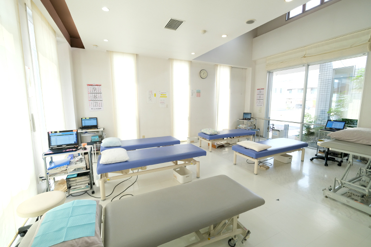 うすい整形外科 多治見市 1度に20人がリハビリテーションを受けられる広いリハビリ室