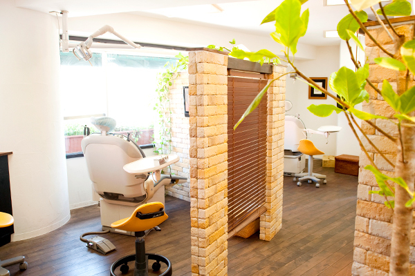 ひさの矯正歯科 世田谷区 れんがで区切られた診察ブース