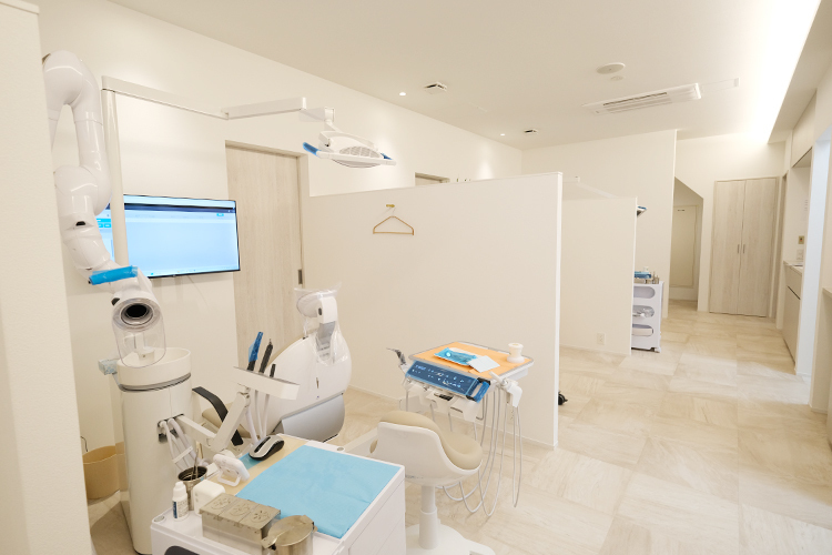 かげちかデンタルクリニック 春日市 白をベースとしたインテリアで清潔感のある院内
