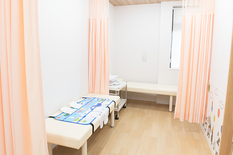 むろや小児科アレルギークリニック 吹田市 バリアフリー設計のため、処置室も広々とした作りになっている
