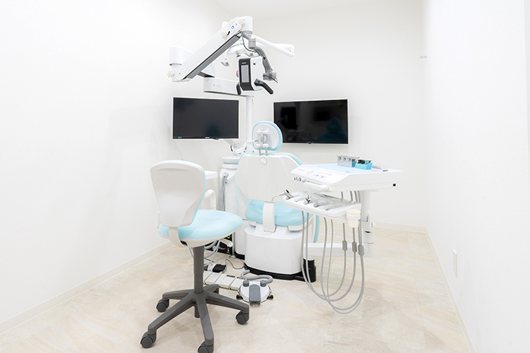 まんだいfamily歯科 岸和田市 診療チェア周りの空間を広く取り、ベビーカーのまま入室可能