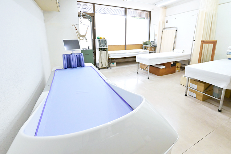 吉田クリニック 大阪市東淀川区 広々とした清潔なリハビリテーション室
