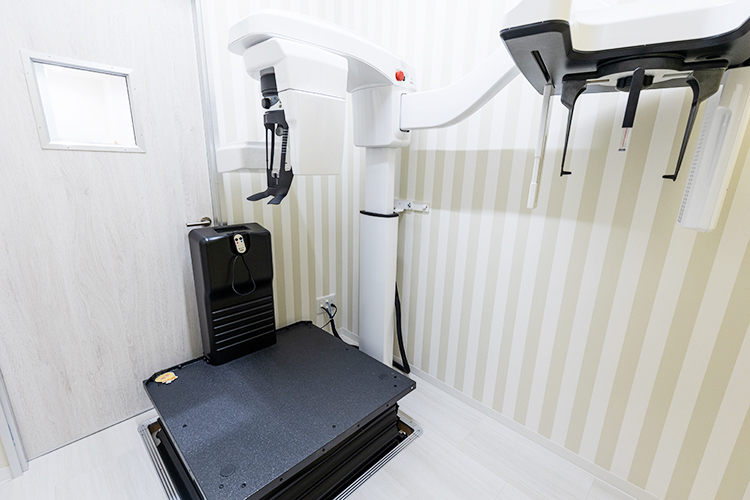 TOYOTA Kids＆Family Dental Clinic豊中岡町院 豊中市 レントゲン室には小児用電動リフトを設置。安心・安全に配慮